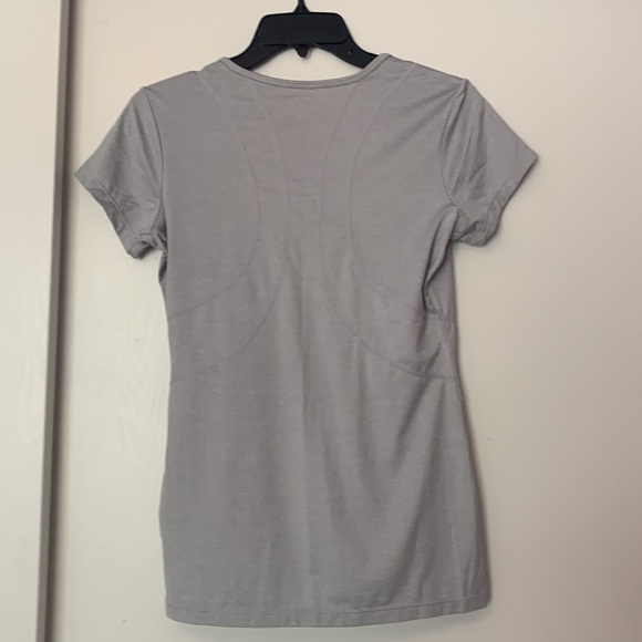 3 Reebok Workout tees - Picture 4 of 14